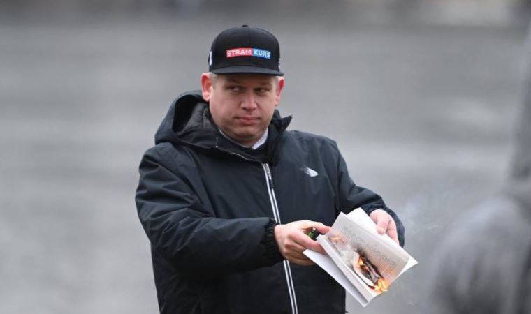 Danimarkalı aşırı sağcı Paludan, Kopenhag'daki Türk Büyükelçiliği önünde Kuran yaktı