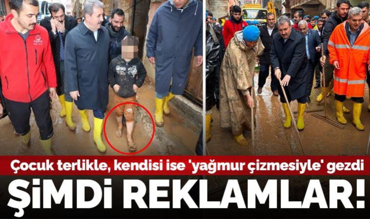 Mustafa Destici'den 'reklam' kuşağı: Çocuk terlikle, kendisi ise 'yağmur çizmesiyle' gezdi