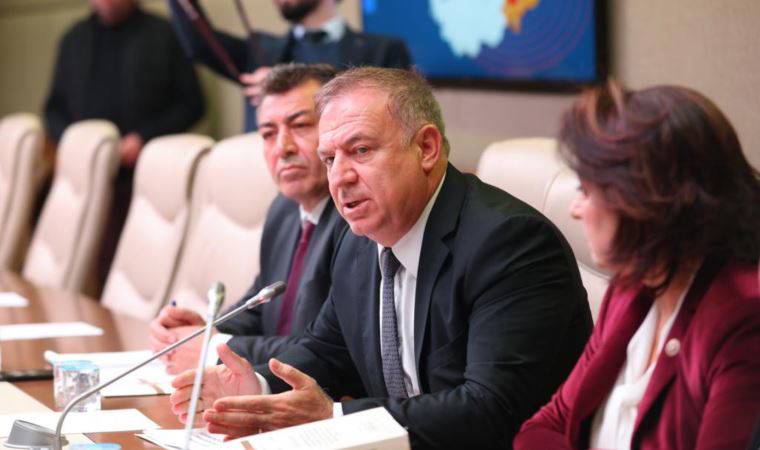 CHP’li Zeybek: Bakanda belediye başkanlarının numarası yok!