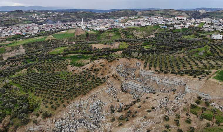 Dev yarığı gören mahalle sakinleri taşınmak istiyor