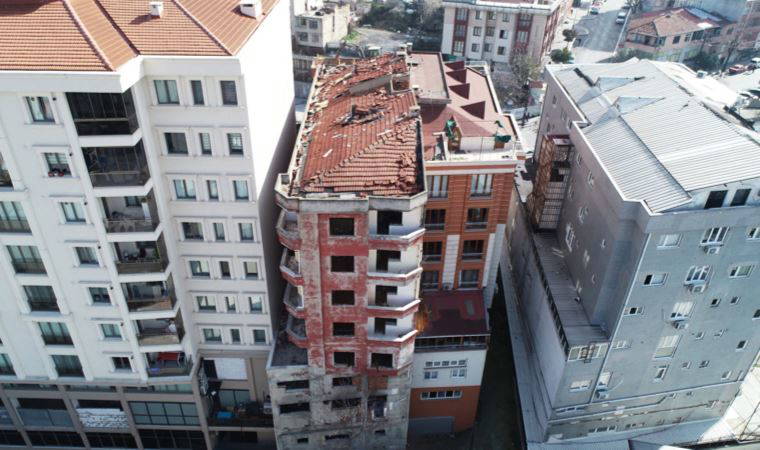 Görüntüsüyle sosyal medyada gündem olan Bağcılar'daki binanın yıkımına başlandı