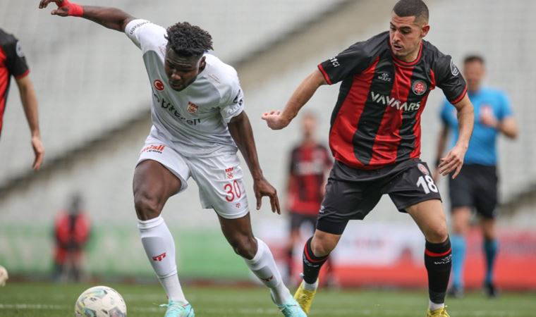 Fatih Karagümrüklü futbolcu Levent Mercan'a İtalyan kancası