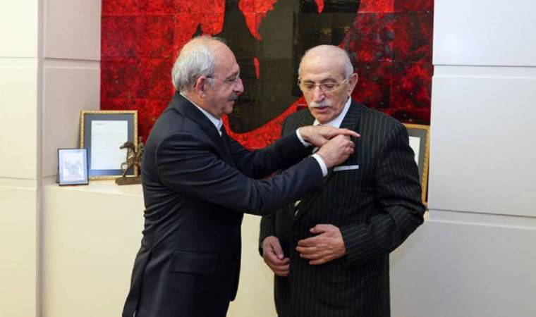 Eski AKP'li vekil ve oğlu CHP'de: Rozetlerini Kılıçdaroğlu taktı