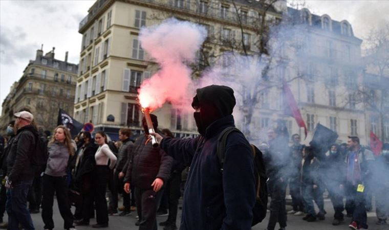 Fransa'da göstericiler Paris Havalimanı'nın girişini kapattı