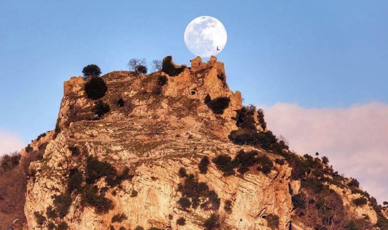 Deprem Amanos'un zirvesindeki Şalen Kalesi'nin surlarını da yıktı