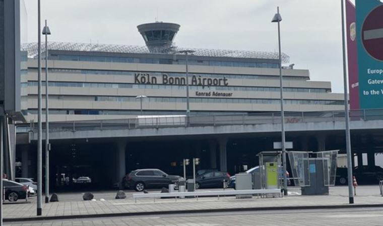 Almanya’da bir araç havalimanında kalabalığın arasına daldı