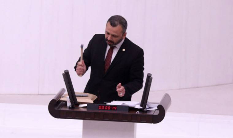 Meclis'te çekiçle cep telefonunu kıran CHP'li Erbay'a 'kürsüye zarar vermekten' dava