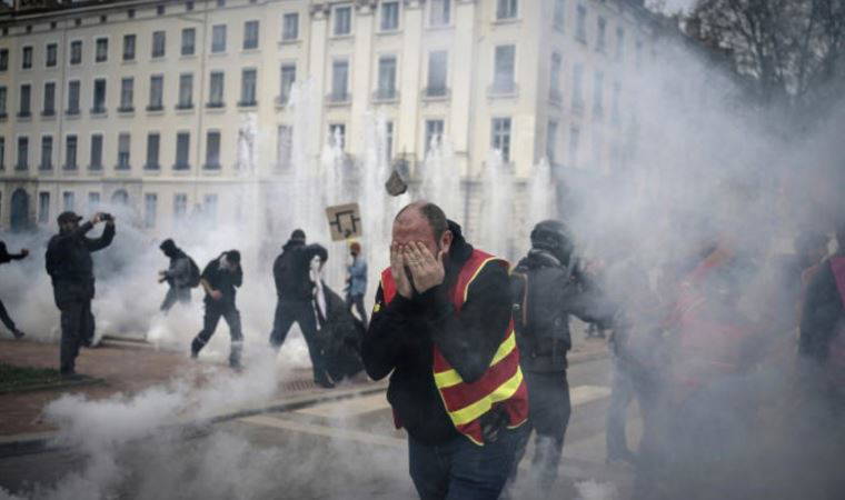 Fransa'daki protestolarda eylemciler giyotin maketleri taşıyor
