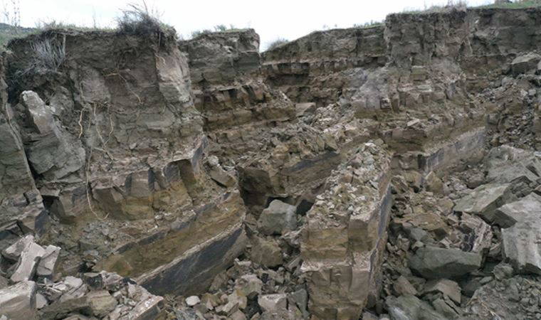 Adıyaman'da deprem tepeyi ikiye ayırdı! İşte o görüntüler
