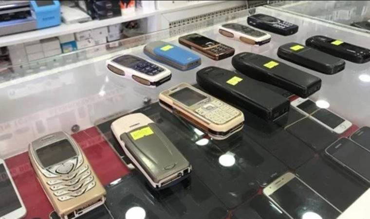 Depremlerin ardından tuşlu telefonlar yeniden vitrinlerde sergilenmeye başlandı