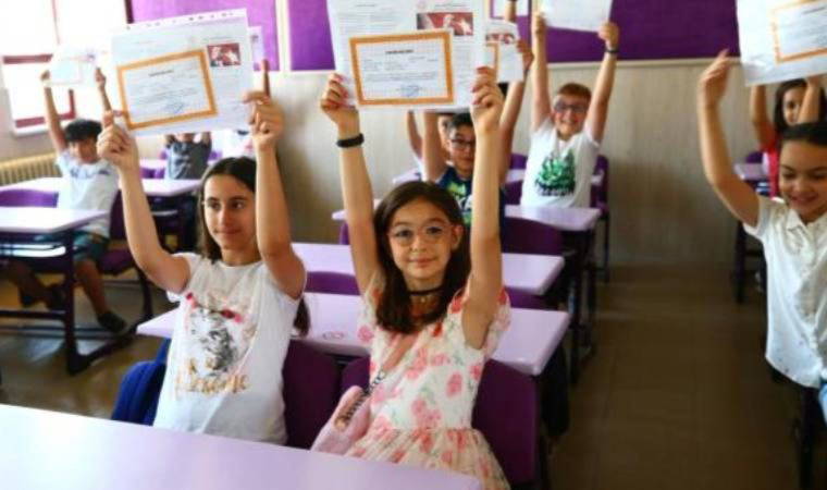 Okullar zamanında kapanacak mı? Bakan Özer duyurdu!