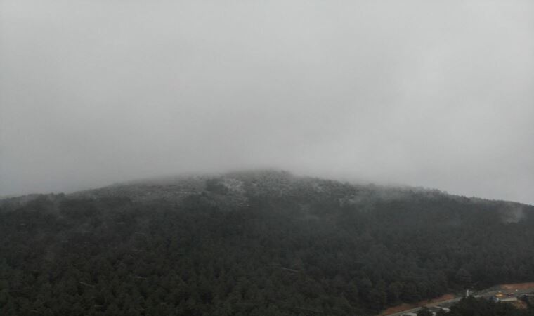 İstanbul'da kar yağışı: Yüksek kesimler beyaza büründü