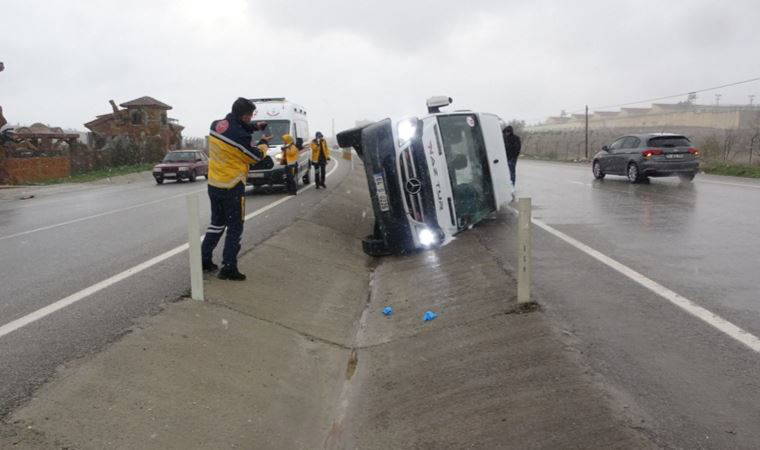 Uşak'ta işçi servisi devrildi: 9 yaralı