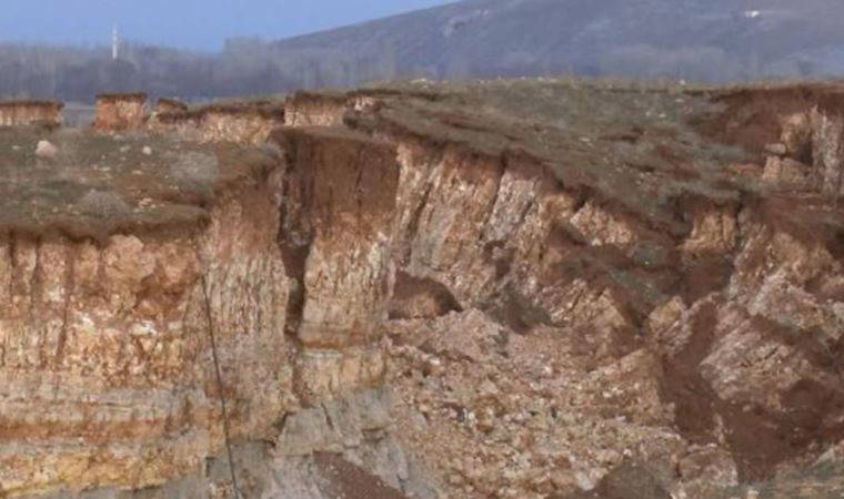 Deprem nedeniyle arazide dev yarıklar oluştu