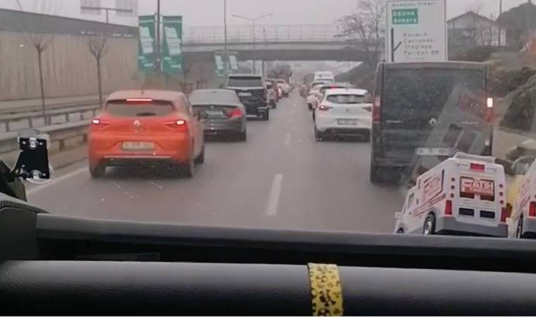 İstanbul Beykoz'da sürücüler 'fermuar sistemi' ile ambulansa yol verdi