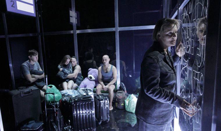 Almanya’da sahnelenen ‘Exil’ oyununda ülkelerini terk edenlerin öyküleri anlatılıyor: Felaketler ve göç çağı