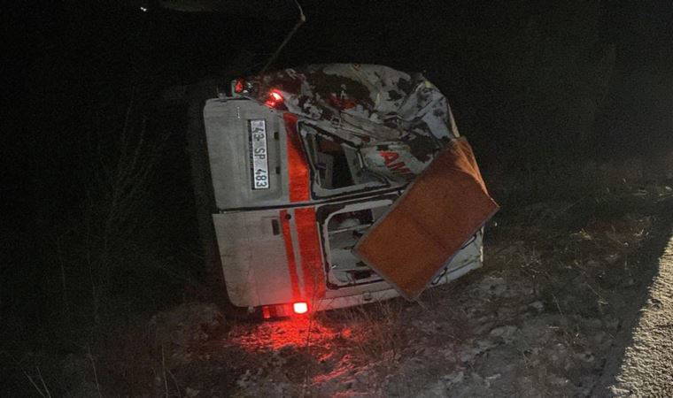 Kütahya'da ambulans devrildi: 3 sağlık personeli yaralı