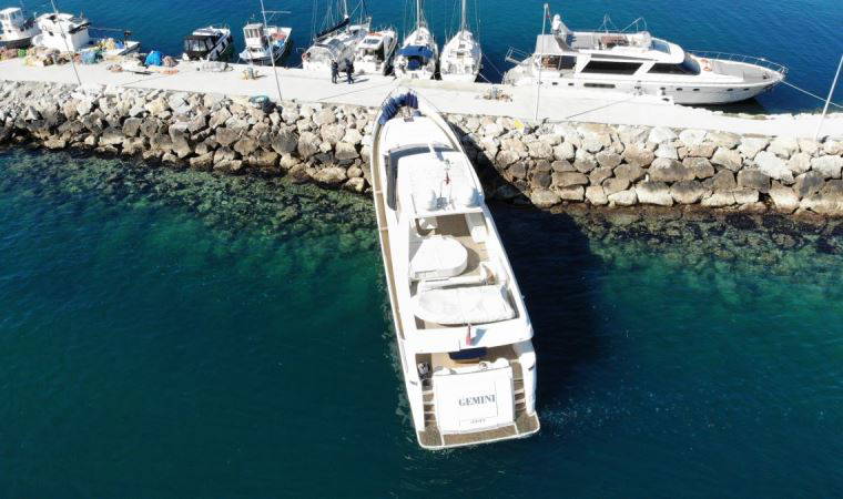 Çanakkale'de lüks yat mendireğe çarptı