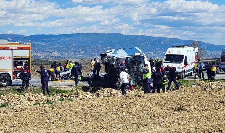 Alman turistleri taşıyan midibüs ile otomobil çarpıştı: 1 ölü, 24 yaralı