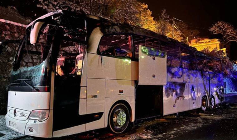 Son anda terk ettiler! Trabzon'da polisleri taşıyan otobüs yandı