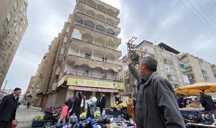 Depremden etkilenen Diyarbakır'da ağır hasarlı bina önünde semt pazarı kuruluyor