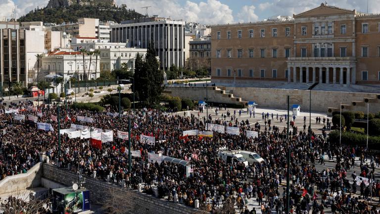 Yunanistan Başbakanı Miçotakis tren kazası nedeniyle özür diledi, Atina’da protesto düzenlendi