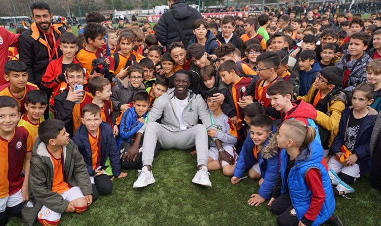 Galatasaraylı futbolculardan, bağış amaçlı "Biz Beraberiz" futbol turnuvasına destek