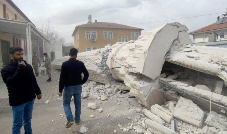 Depremde hasar gören caminin minaresi kontrollü şekilde yıkıldı