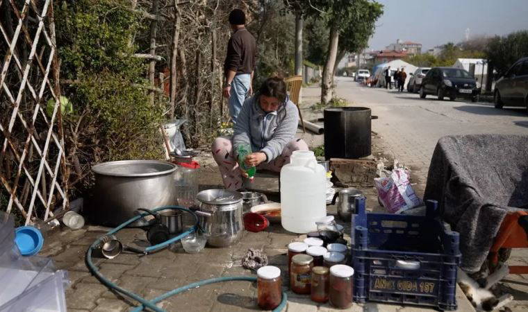 Depremin birinci ayı: Hayatta kalanların sokaklardaki korku içindeki yaşamı
