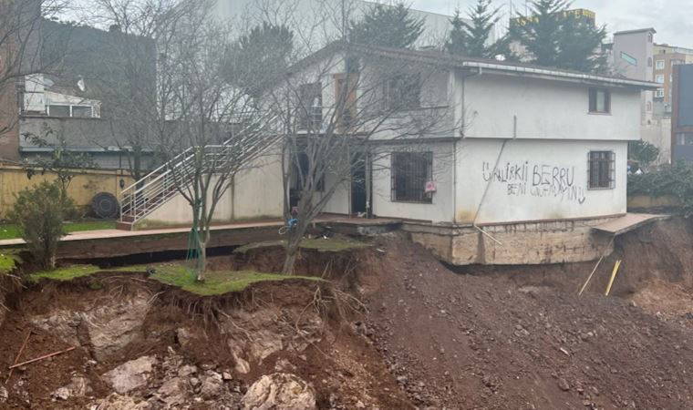 Ataşehir'de inşaatın istinat duvarı, bitişik evin bahçesiyle birlikte çöktü