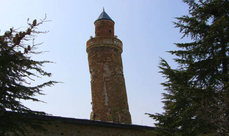 Pisa Kulesi'nden bile daha eğik... 870 yıllık tarihi minare, 3 büyük depremde de ayakta kaldı