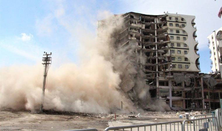 Galeria Sitesi'nin 1 bloku yıkım sırasında çöktü!