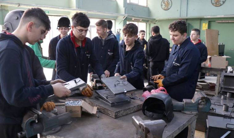 Lise öğrencileri depremzedeler üşümesin diye gece gündüz soba üretiyor