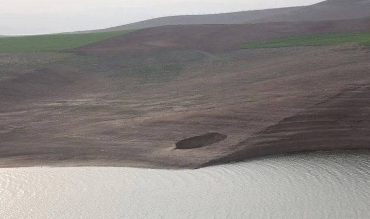 Deprem sonrası korkutan görüntü: Batman'da baraj havzasında obruk oluştu