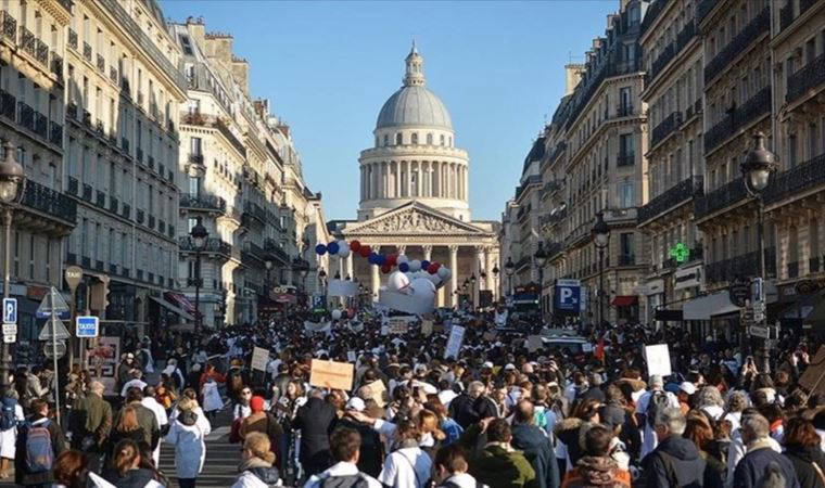 Fransız Senatosu emeklilik reformunun en tartışmalı maddesini onayladı