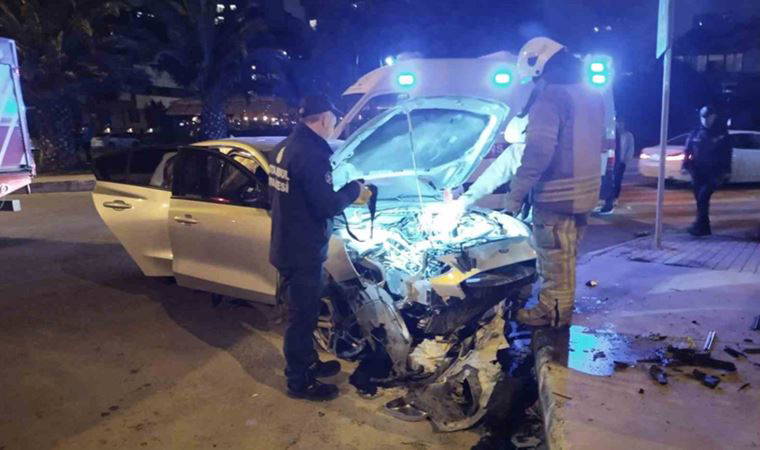 Ortalık savaş alanına döndü... Kadıköy'de feci kaza: 5 yaralı