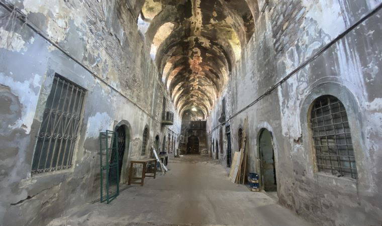 Çakaloğlu Hanı temizlendi, tarihi doku ortaya çıktı