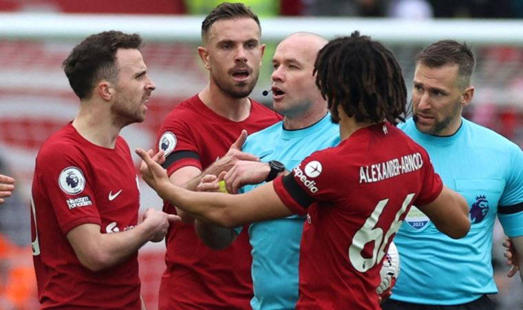 Liverpool - Arsenal maçında dirsek attığı iddiasıyla hakeme soruşturma açıldı