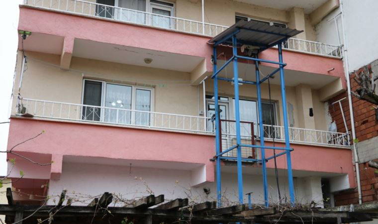 Ters düğme faciası! Balkonlarına yaptırdıkları asansörün halatı koptu