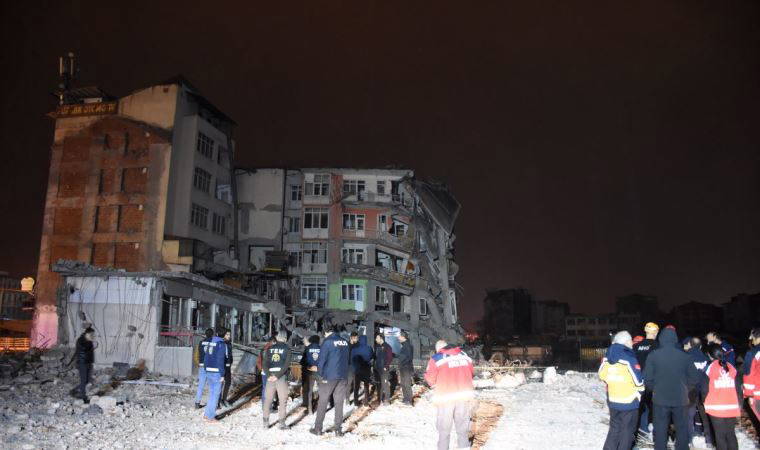 Malatya'da depremlerde ağır hasar alan 5 katlı bina çöktü