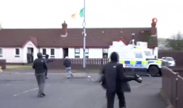 Kuzey İrlanda’da polis aracına molotoflu saldırı