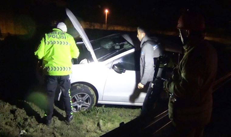 Direksiyon hakimiyetini kaybetti: Otomobil bariyerlere çarptı, 2 kişi yaralandı!