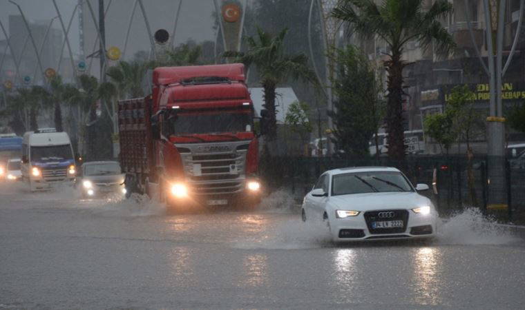 Silopi’de sağanak hayatı olumsuz etkiledi: Eğitime 1 gün ara verildi