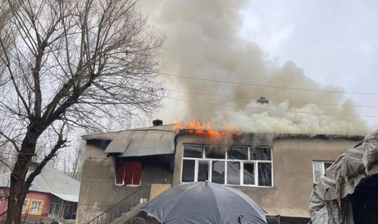 Hakkari'de evde çıkan yangında 4 çocuk zehirlendi