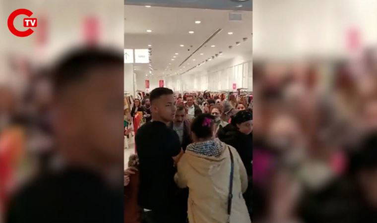 Mağaza indirim yaptı: Kıyafet için birbirleriyle mücadele ettiler