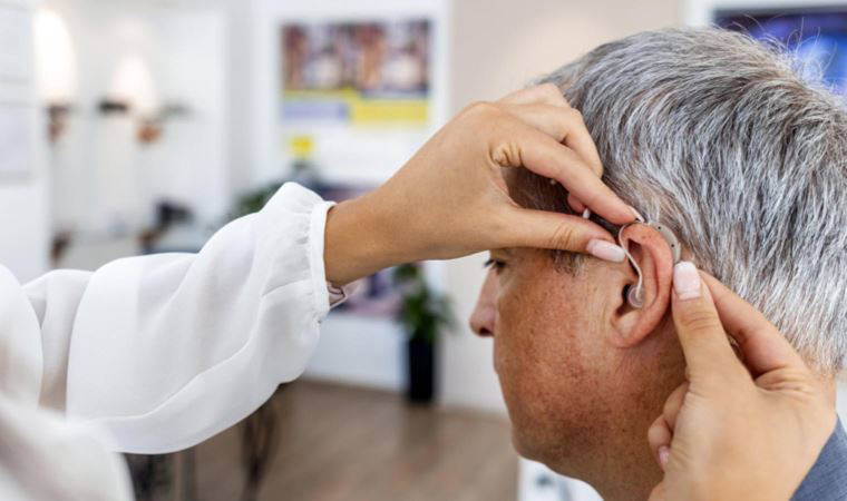 İşitme kaybı olanların cihaz kullanması demans riskini azaltabilir