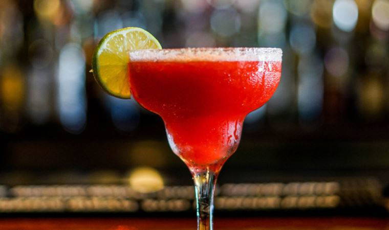 Kendi kanıyla kokteyl hazırlayan garson kovuldu