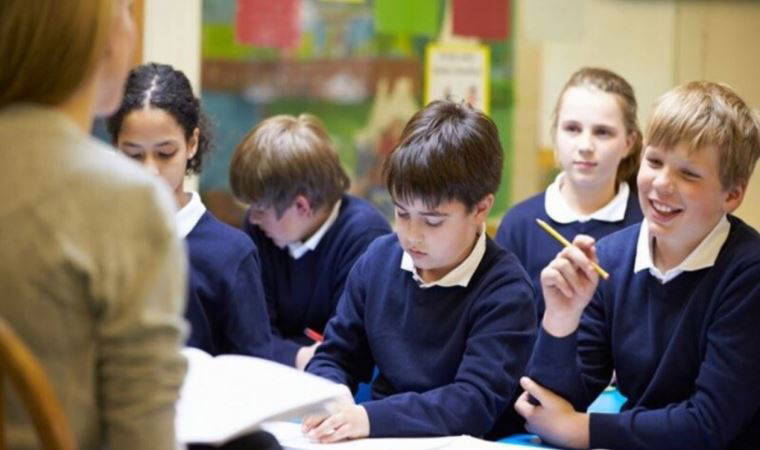 İngiltere'deki okullarda devamsızlık alarmı: 140 bin çocuk okula dönmedi