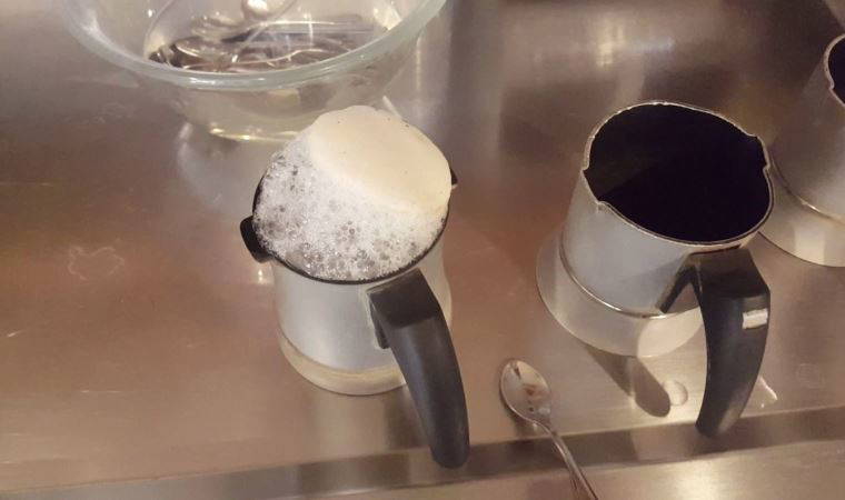 Dibi tutmuş cezveyi temizlemenin yöntemi! Çöpe atmanıza gerek yok