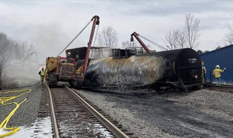 ABD'de tehlikeli madde taşıyan bir tren daha raydan çıktı